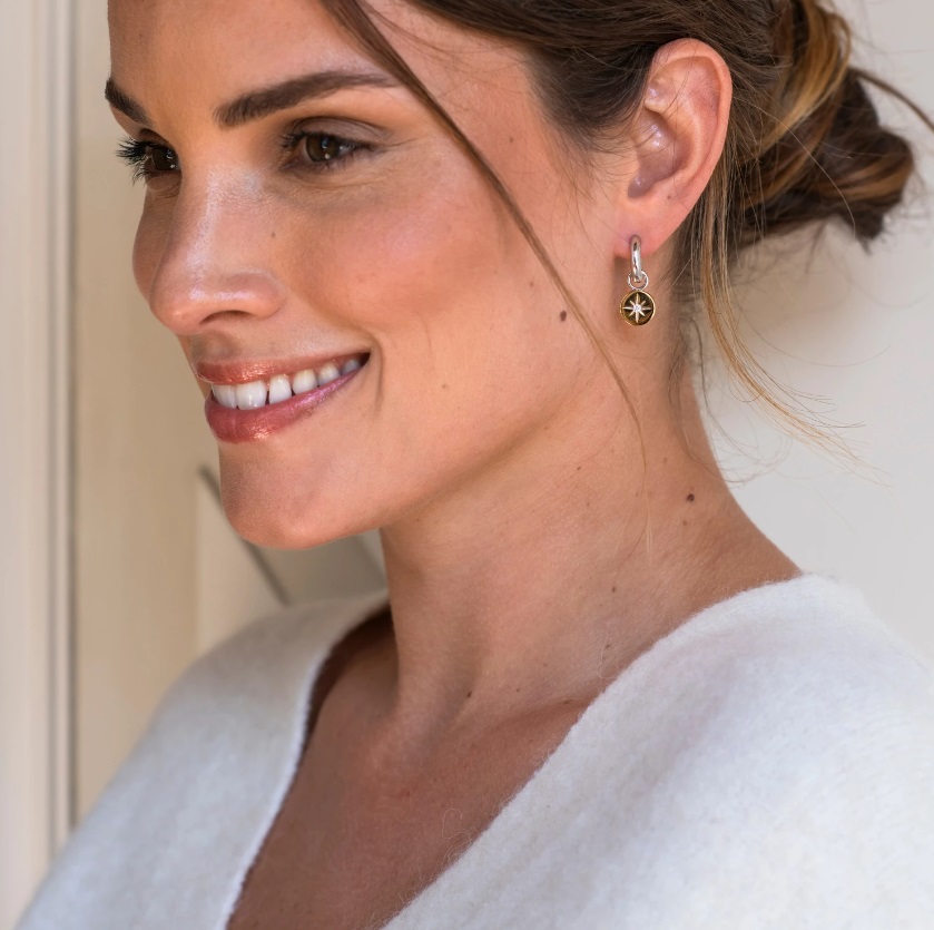 Kolczyki ze srebra 925, pozłacane bardzo trwałą metodą PVD z lśniącą cyrkonią w środku